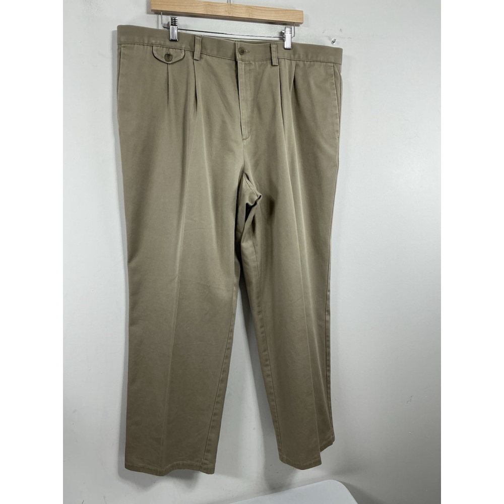 Men’s Excellent Condition Dockers Pleated Career Pants 42x30 Khaki